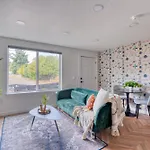 Stay Portland - The Woodstock Inn - Reed College & Vintage Shops