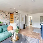 Stay Portland - The Woodstock Inn - Reed College & Vintage Shops
