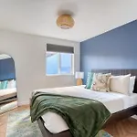 Stay Portland - The Woodstock Inn - Reed College & Vintage Shops